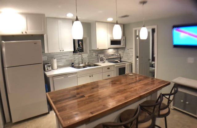 Cutest cottage across from the beach!