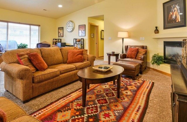 CW343 - Just blocks to Main St. shopping & restaurants with private hot tub