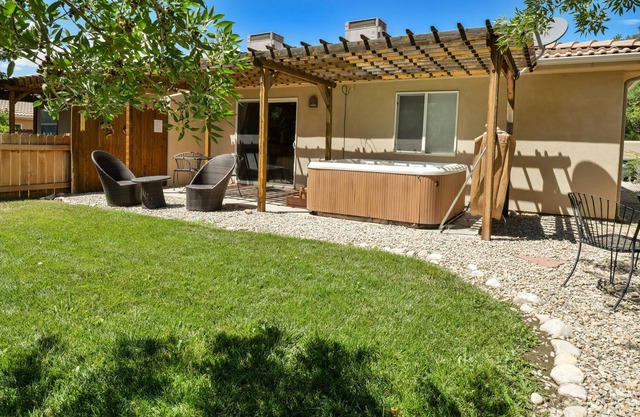 CW415 - Great downtown location with a private hot tub and shared indoor pool