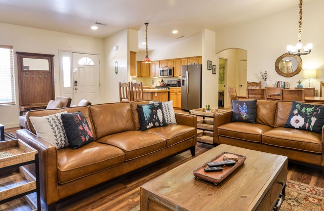 CW419 *Newly Updated Kitchen* 3 Bed/2 Bath Elegant Townhome, Located in the Heart of Downtown