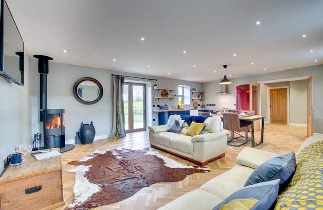 Cwrt y Llyn - Two Bedroom House, Sleeps 4