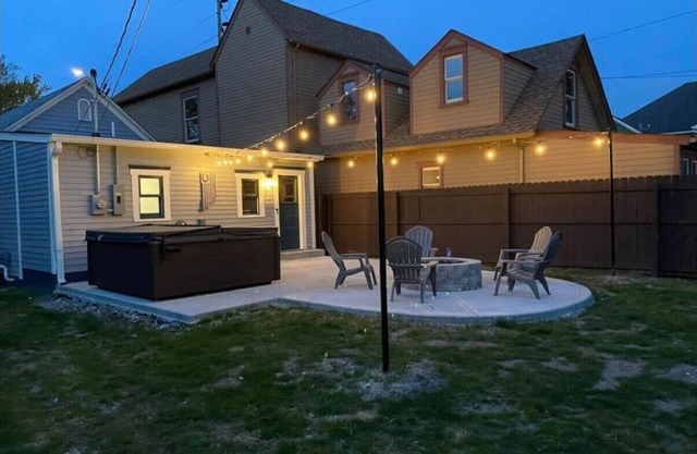 D-town Indy w/HotTub,FirePit