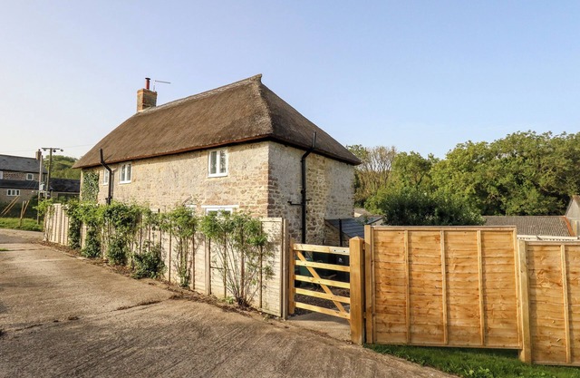DAIRY COTTAGE, pet friendly, character holiday cottage in Abbotsbury