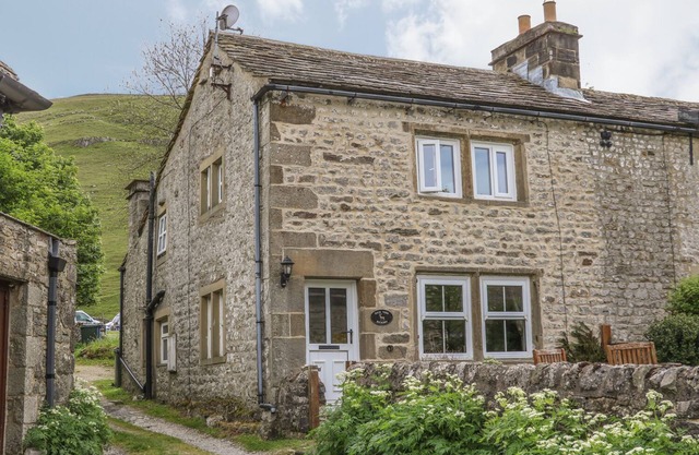 DALE VIEW, family friendly, character holiday cottage in Buckden
