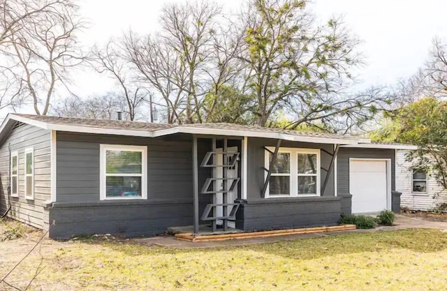 Dallas Fort Worth Home on Fenwick 3 bedroom 2 bath