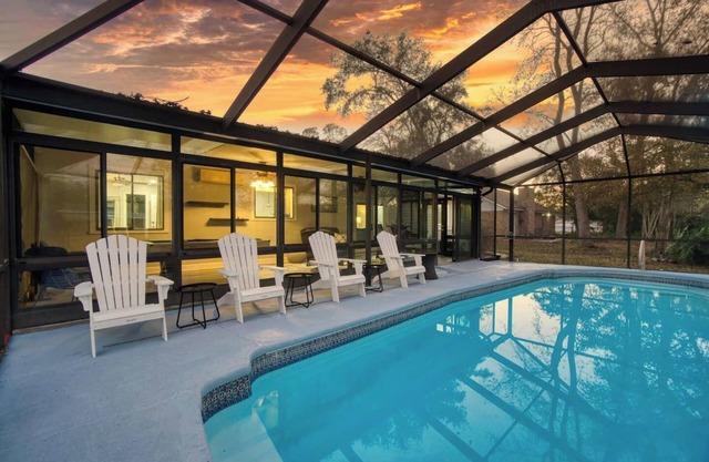 ~Dapper Duck Sleeps 12 Heated Pool & Billiards~