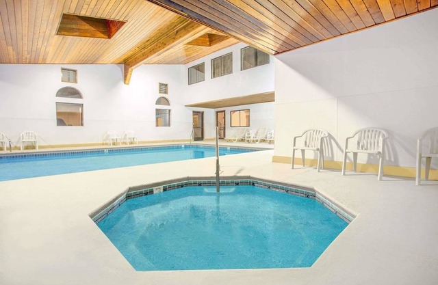 Days Inn & Suites by Wyndham Red Rock-Gallup