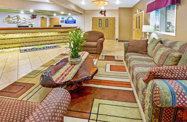 Days Inn & Suites by Wyndham Gresham