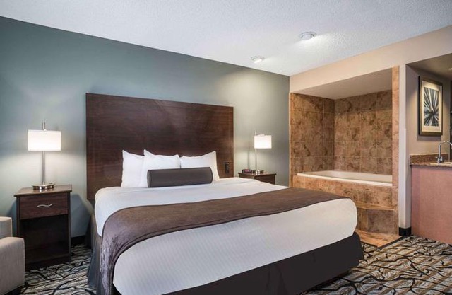 Days Inn & Suites by Wyndham Wausau