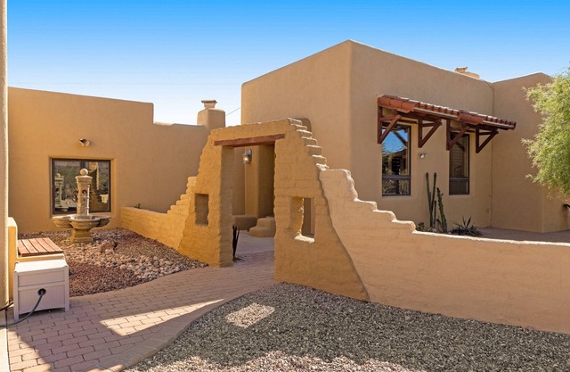 Dazzling mountain-view home with pool, office & Starlink internet - dog-friendly