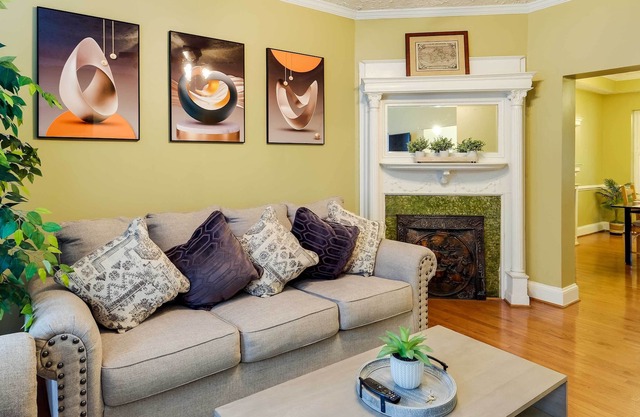 DC Row House < Half-Mi Walk to Howard University!