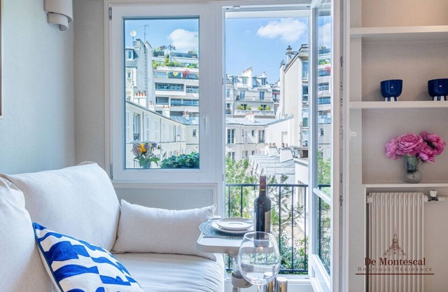 De Montescal - Studio w/ Balcony