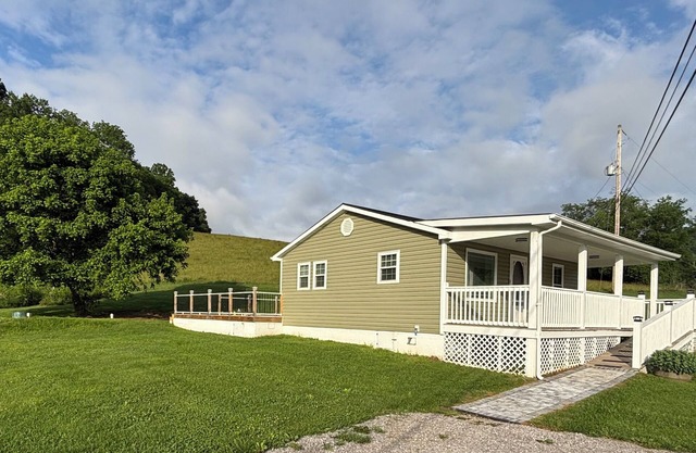 Dean's Cozy Cottage, in the outskirts of Abingdon, Big deck and rocking chairs.