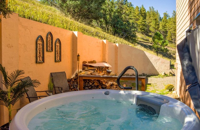 Deck Creekside Cabin: Hot Tub, Downtown, Pet Friendly, Deck, 2 Living Spaces, Walk to Dining!