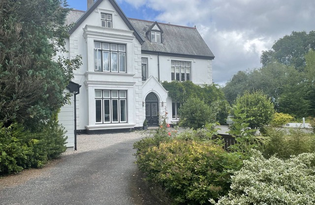 DECRESSY APARTMENT, romantic, luxury holiday cottage in Par