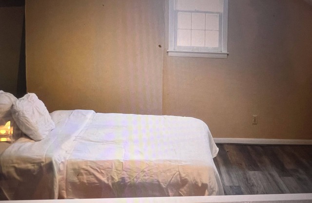 Deep stairs Loft with Wi-Fi, AC in charming Anniston