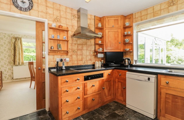 DEEPDENE, family friendly, with pool in Plush