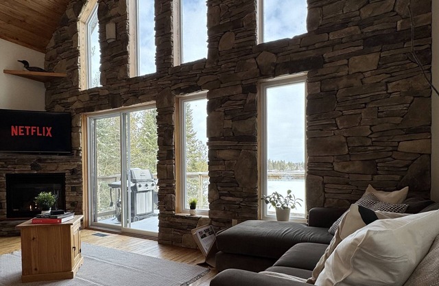 Deer Cove - Private Cottage w/ Hot Tub, Large Dock. Pet-Friendly!