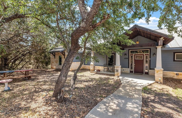 Deer oh Deer! A Charming 4-bedroom house with WiFi, AC close to Dripping Springs