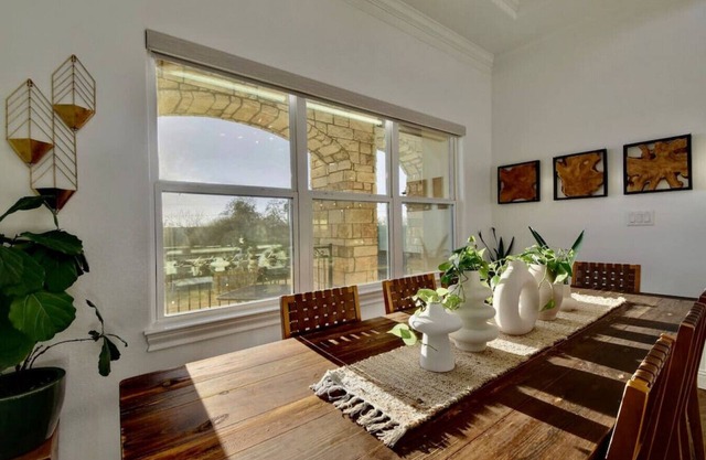 Deer-Watching Delight: Fiber, Spacious Living!