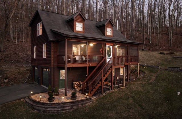 Delicious Cabin Screened Porch, Hot Tub & Charm