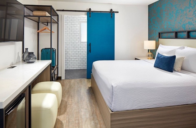 Delight in Sunsets at Renovated La Jolla Room with Swimming Pool!