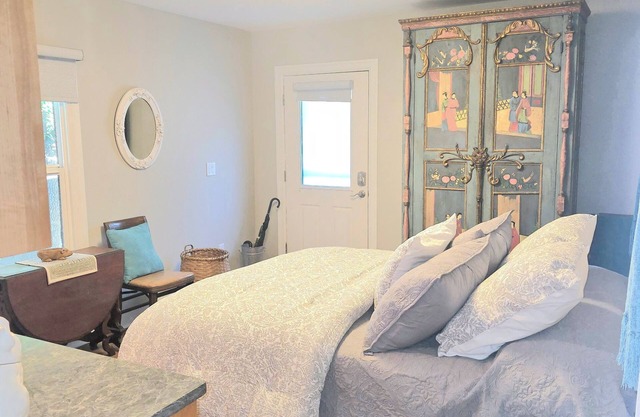 Delightful 2~bedroom, pet~friendly cottage~Walking distance to everything!