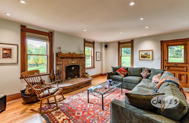 Delightful 4 bedroom 3 bath renovated farmhouse near Creemore