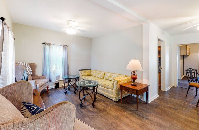 Delightful coastal escape with fast WiFi, full kitchen & beach nearby - dogs OK