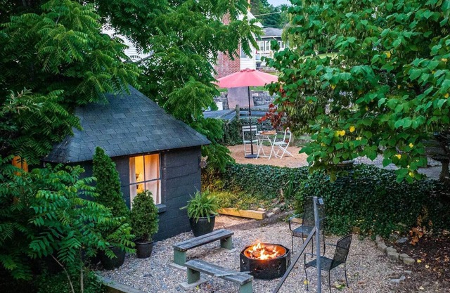 Delightful DT Bungalow, Walk to Town, Firepit, BBQ, ❤️ of NRG
