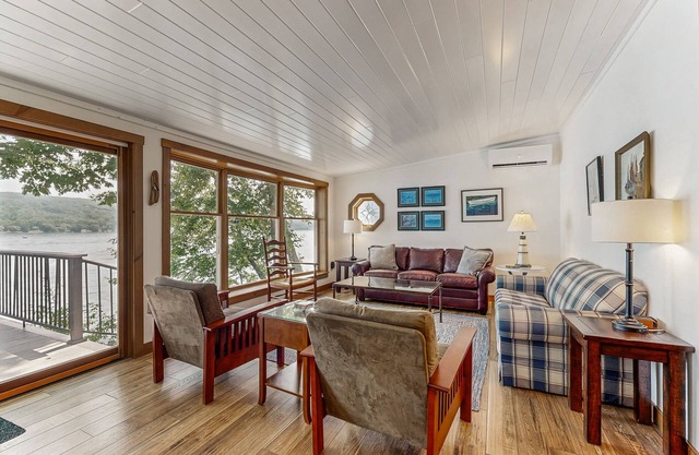 Delightful lakefront house with furnished deck, balcony, and private dock