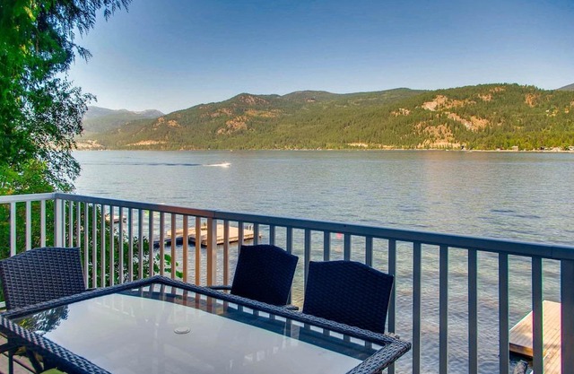 Delightful Lakeside Cabin with Great Access to Swimming & Private Beach