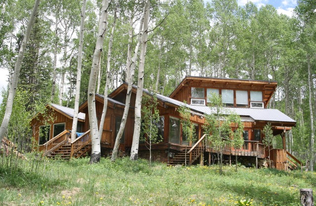 Delightful Rustic Home 10 minutes from the Historic Town of Telluride Colorado