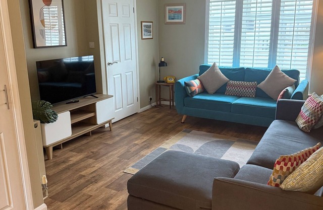 Delightful seaside cottage, central, quiet with free parking. Sleeps 5.