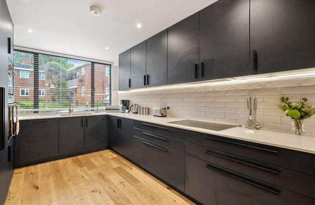 Deluxe 5 Bed House in London - Pool Table