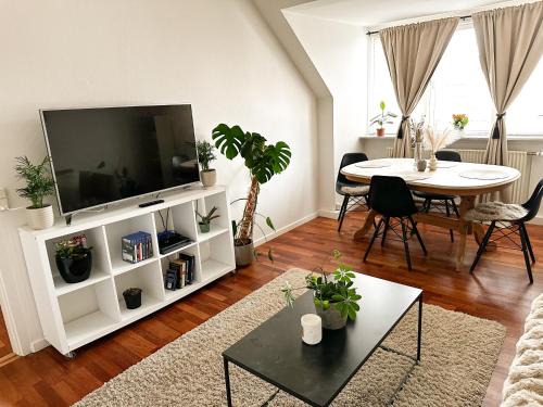 Deluxe Apartment on the Main Street with Free Parking & Late Checkout