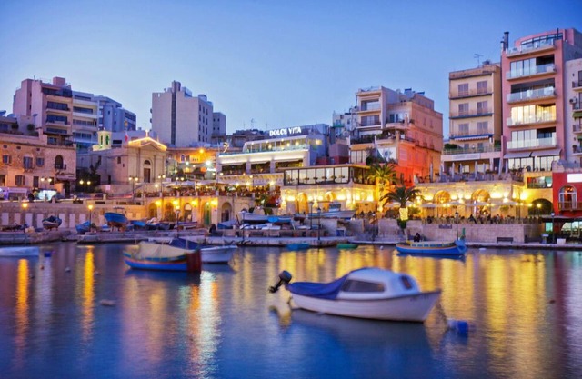 Deluxe Apartment Steps to St George's Bay