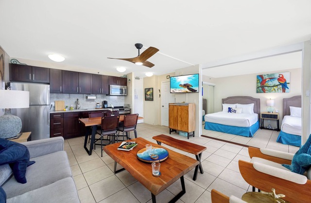 Deluxe Living in Waikiki: Ocean View Condo + Parking