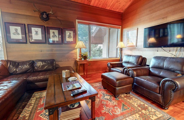 Deluxe Mountain Townhome, 2 Master Suites. Large Private Deck & Washer/Dryer