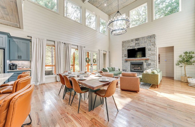 Deluxe Riverfront Cabin in Broken Bow w/Hot Tub!