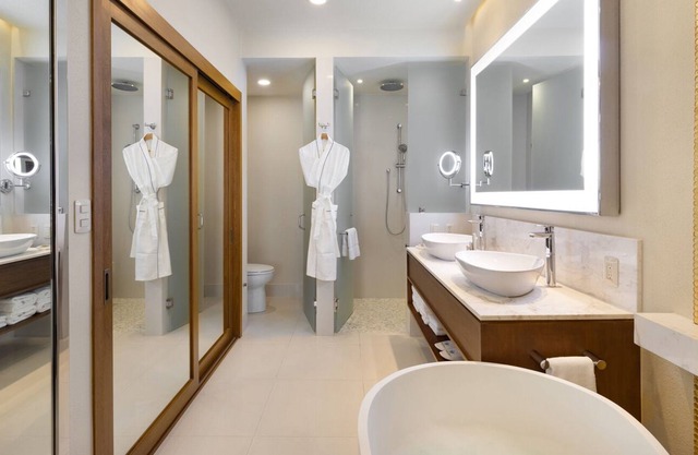 Deluxe Studio Pool view