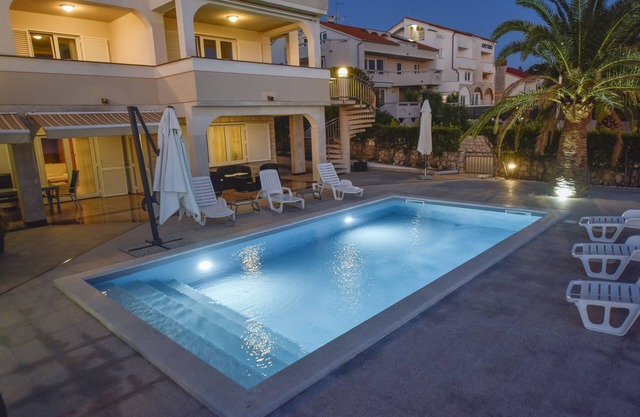 Deluxe Three-Bedroom Apartment with Pool next to the Sea