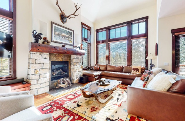 Deluxe Townhome, Unbeatable Views, Hot Tub & Gas Grill. Near Walking Trails