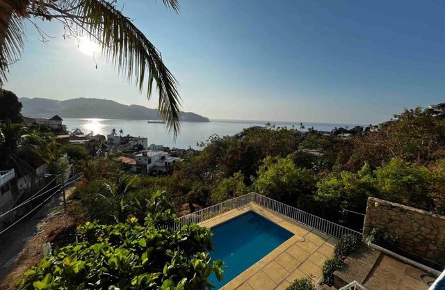 Departamento con alberca y vista al mar.