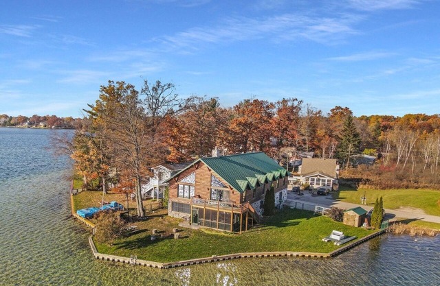 Derby Lodge - Lake living at its finest!