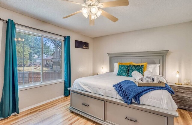 Derby Spacious Home Off Rock Rd With King Master Suite