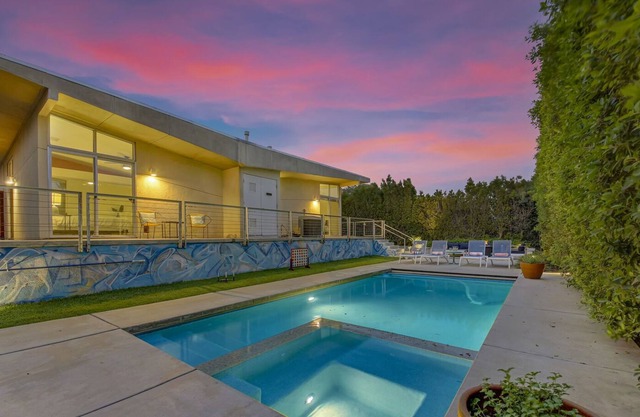 Desert Dream: Pool, Spa, Fire Pit, BBQ, Balcony!