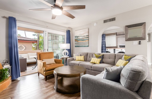 Desert retreat, 3 pools, free parking, PAC MAN, Sleeps 8, Pickleball, Internet