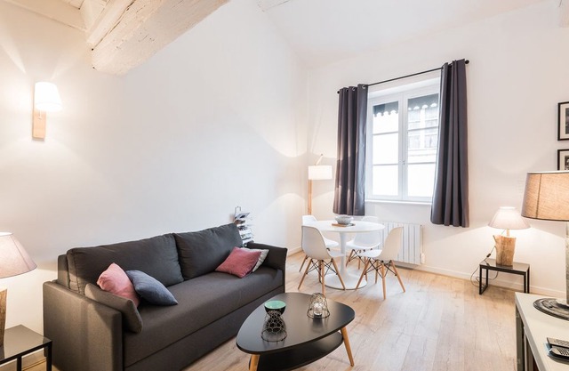 DESIGN DUPLEX WITH VIEW ON THE PLACE SATHONAY