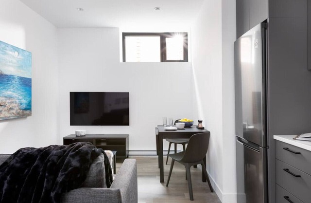 Designer 1 Bdr Furnished Suite - Arbutus/Kits/UBC